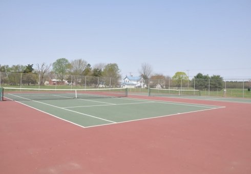 green and red tennis courts 